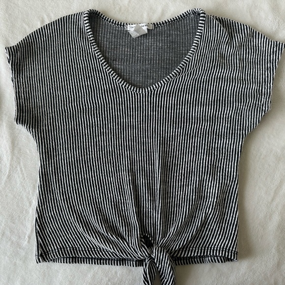 3/$20 Small soft top, slightly cropped - Picture 2 of 4